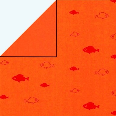 Geschenkpapier uni orange auf der Vorderseite mit Goldfisch, hinten uni orange auf geripptes starkes Papier.
 